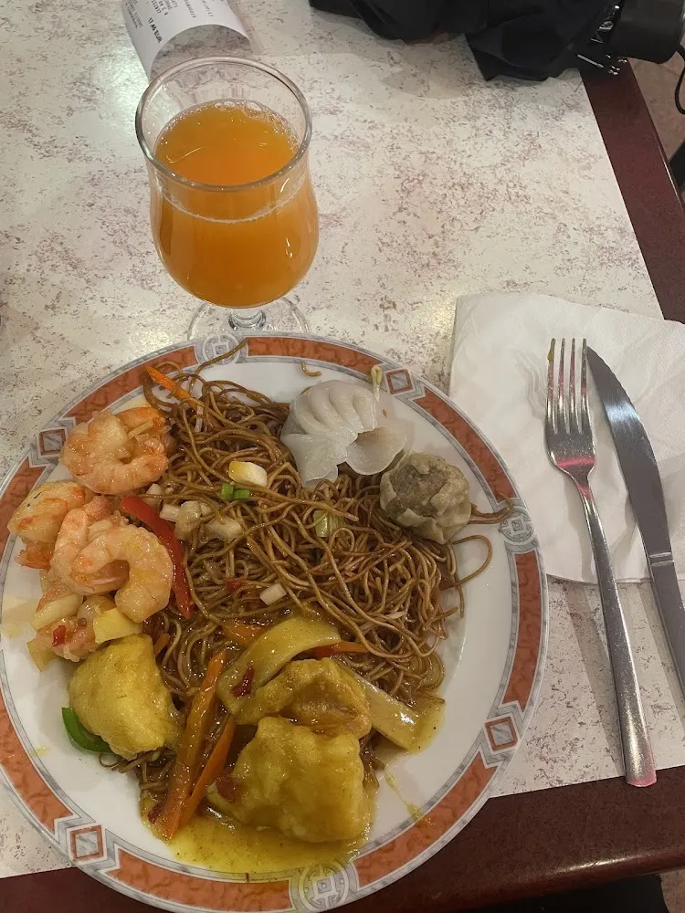 Nouilles Sautées Aux Crevettes Roses